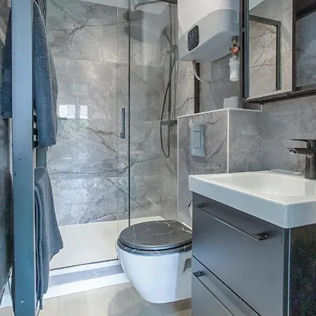 Studio Neuf Avec Jardin Prive